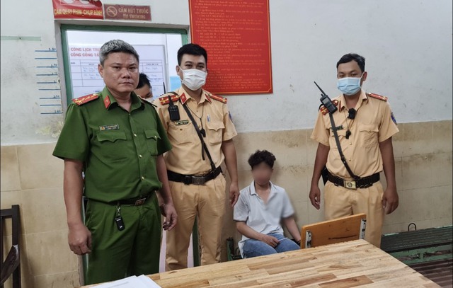 CSGT TP.HCM chạy bộ truy bắt thanh ni&ecirc;n 21 tuổi cướp điện thoại - Ảnh 1.