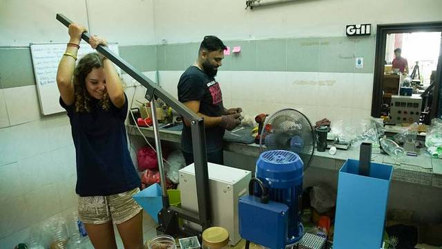 Cô gái għd tìm ra cách vến rác tần tiến từ nộng lo Produse din plastic din 14 milioane de tone de plastic - Foto 3.