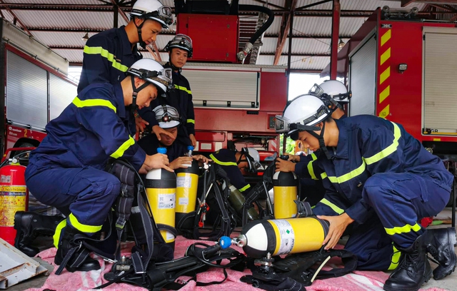 Chiến sĩ cảnh s&aacute;t PCCC kể lại khoảnh khắc bu&ocirc;ng đũa b&aacute;t đi dập lửa, cứu tho&aacute;t 15 người trong vụ ch&aacute;y chung cư ở H&agrave; Nội - Ảnh 3.