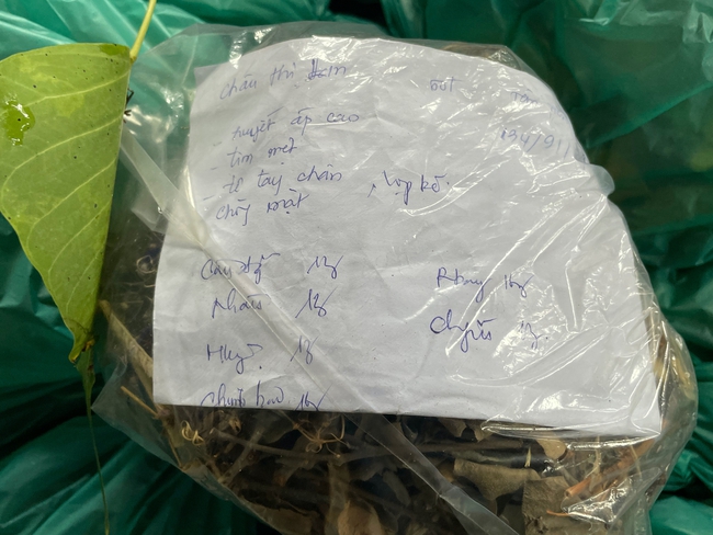 Độc đáo khu chợ đồ ăn, thảo dược ở Miền Tây chỉ giao dịch bằng... lá cây - Ảnh 7.