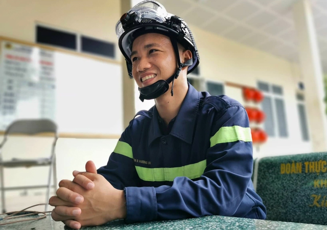 Chiến sĩ cảnh s&aacute;t PCCC kể lại khoảnh khắc bu&ocirc;ng đũa b&aacute;t đi dập lửa, cứu tho&aacute;t 15 người trong vụ ch&aacute;y chung cư ở H&agrave; Nội - Ảnh 4.