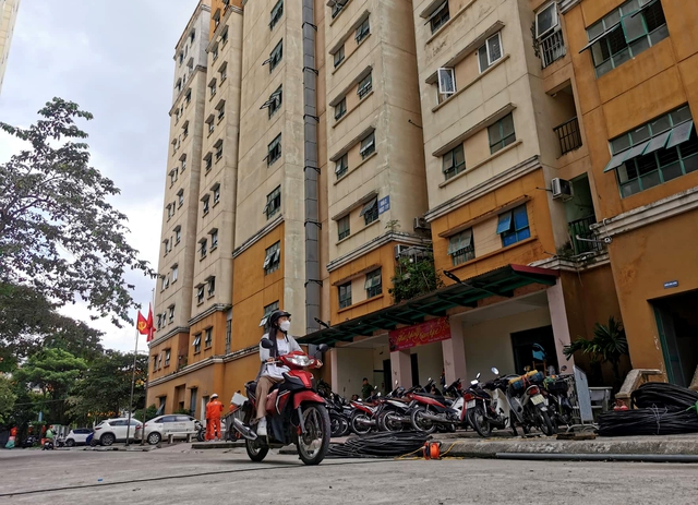 Chiến sĩ cảnh s&aacute;t PCCC kể lại khoảnh khắc bu&ocirc;ng đũa b&aacute;t đi dập lửa, cứu tho&aacute;t 15 người trong vụ ch&aacute;y chung cư ở H&agrave; Nội - Ảnh 7.