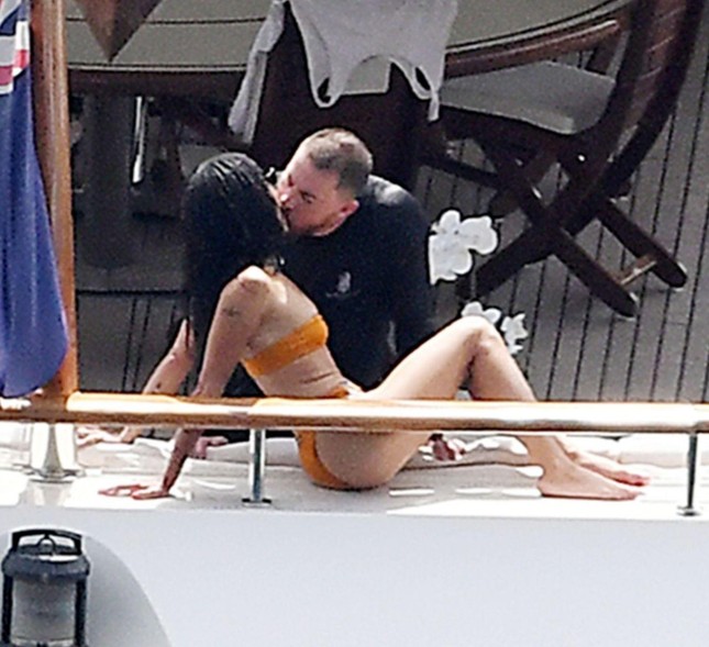 Nữ diễn viên Zoe Kravitz lộ ngực trần ở biển - Ảnh 7.
