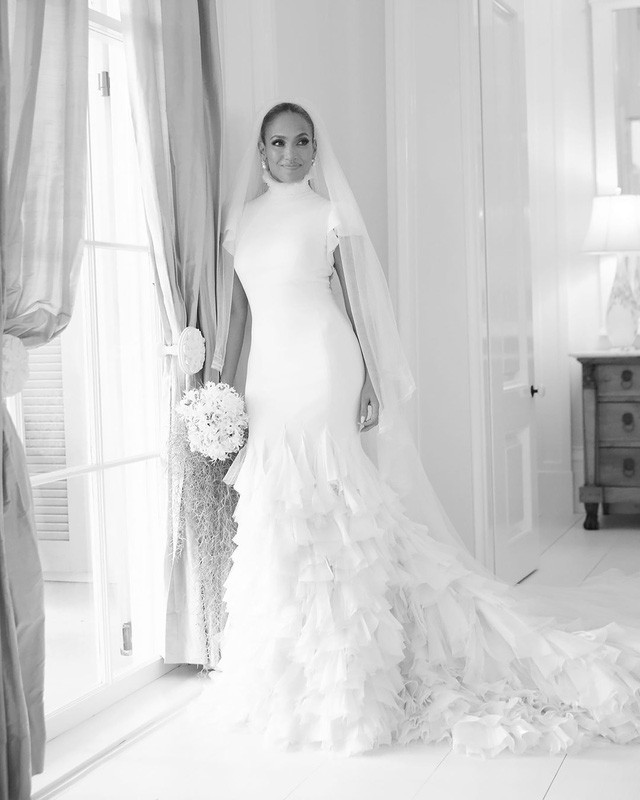 Jennifer Lopez mặc ba chiếc váy cưới siêu kỳ công và tốn kém của Ralph Lauren - Ảnh 2.