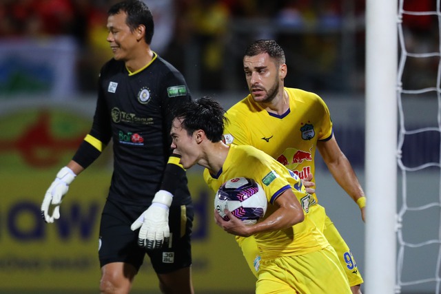 Các cầu thủ Phố Núi yêu mến bầu Đức, HAGL khó rơi vào cảnh tan đàn xẻ nghé - Ảnh 2. Các cầu thủ Phố Núi yêu mến bầu Đức, HAGL khó rơi vào cảnh tan đàn xẻ nghé - Ảnh 2.