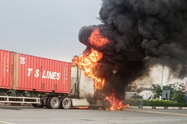 TP.HCM: Xe container cháy thành than trên Xa lộ Hà Nội - Ảnh 1.