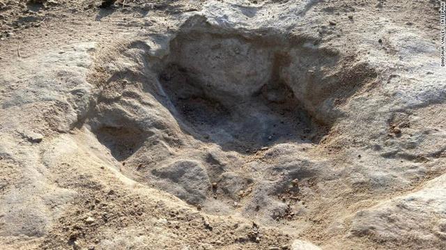 Hạn hán đã giúp cho các nhà khoa học phát hiện ra dấu vết khủng long từ 113 triệu năm trước - Ảnh 3.