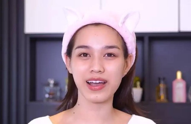 Hoa hậu Đỗ Thị Hà đăng video dạy trang điểm nhưng mặt mộc mới thực sự gây choáng - Ảnh 3.