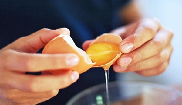 Công ty ở Trung Quốc gây phẫn nộ vì bắt sinh viên thực tập ăn trứng sống do không đạt KPI - Ảnh 1.