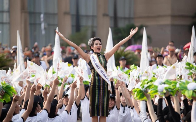 Top 3 Hoa hậu Hoàn vũ 2017 sau 5 năm đăng quang: HHen Niê tỏa sáng, Mâu Thủy được cầu hôn - Ảnh 2.