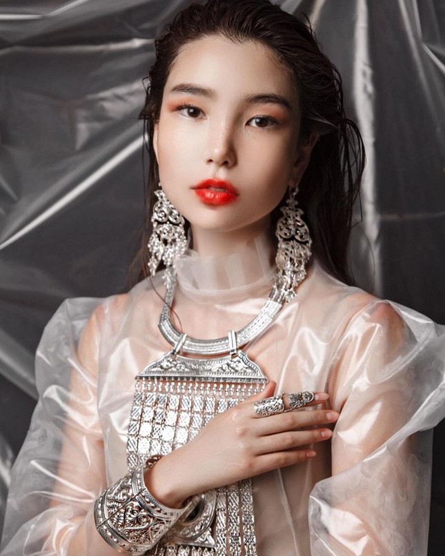 Nhan sắc nóng bỏng của người mẫu cao 1m77 đăng quang Hoa hậu Hòa bình Mông Cổ 2022 - Ảnh 1.