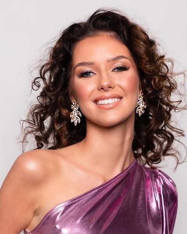 Tân Hoa hậu Hoàn vũ Iceland 2022 lộ diện, mới tròn 18 tuổi nhưng nhan sắc cực đáng gờm - Ảnh 3.