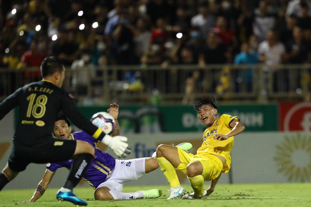 Hà Nội FC đứt mạch toàn thắng, HAGL, Hải Phòng có thêm hi vọng ở cuộc đua vô địch V.League - Ảnh 2.