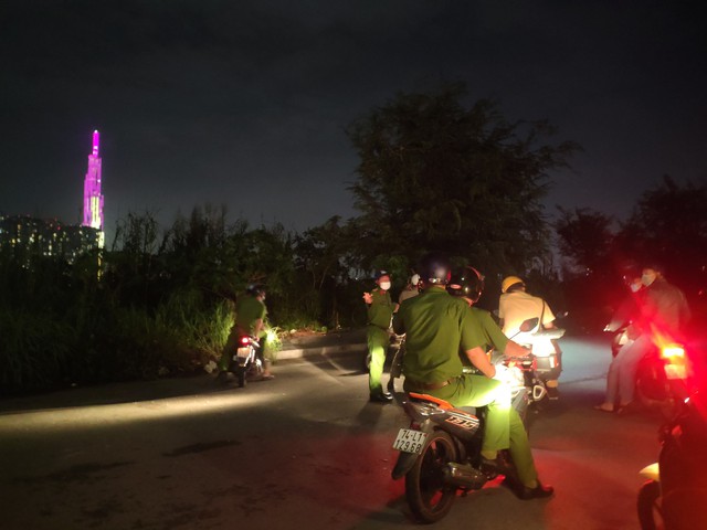 TP.HCM: Cảnh s&aacute;t ra qu&acirc;n dẹp &ldquo;chợ t&igrave;nh&rdquo; đồng t&iacute;nh tại khu đ&ocirc; thị Thủ Thi&ecirc;m - Ảnh 1.