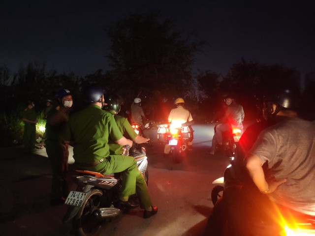 TP.HCM: Cảnh s&aacute;t ra qu&acirc;n dẹp &ldquo;chợ t&igrave;nh&rdquo; đồng t&iacute;nh tại khu đ&ocirc; thị Thủ Thi&ecirc;m - Ảnh 2.