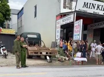 Ph&uacute; Thọ: Ph&aacute;t hiện thi thể trẻ sơ sinh bị vứt ven đường - Ảnh 1.