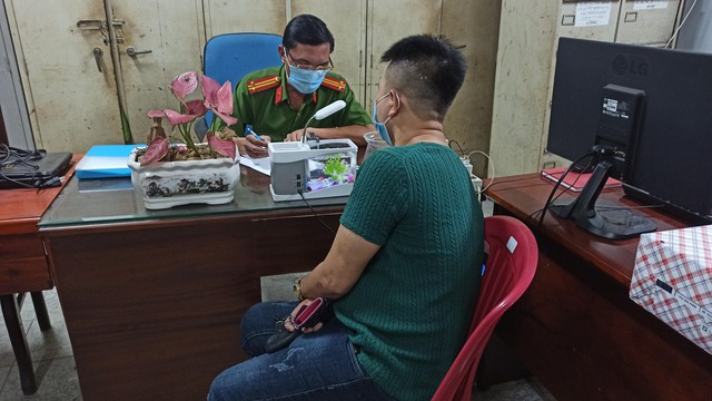 TP.HCM: Cảnh s&aacute;t ra qu&acirc;n dẹp &ldquo;chợ t&igrave;nh&rdquo; đồng t&iacute;nh tại khu đ&ocirc; thị Thủ Thi&ecirc;m - Ảnh 4.