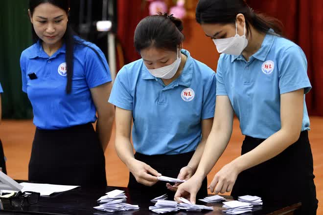 Hà Nội: Phụ huynh hồi hộp bốc thăm cho con vào trường mầm non công lập - Ảnh 7.