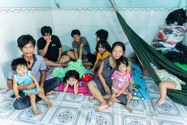 Cặp vợ chồng sinh 11 người con nheo nhóc, sống trong cảnh thiếu thốn ở TP.HCM: Sẽ triệt sản sau khi sinh đứa thứ 12 - Ảnh 1.