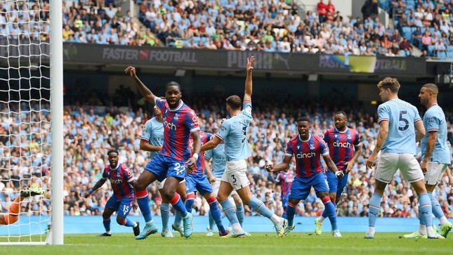 Man City ngược dòng ấn tượng trong ngày Haaland san bằng kỷ lục của tiền bối - Ảnh 2.