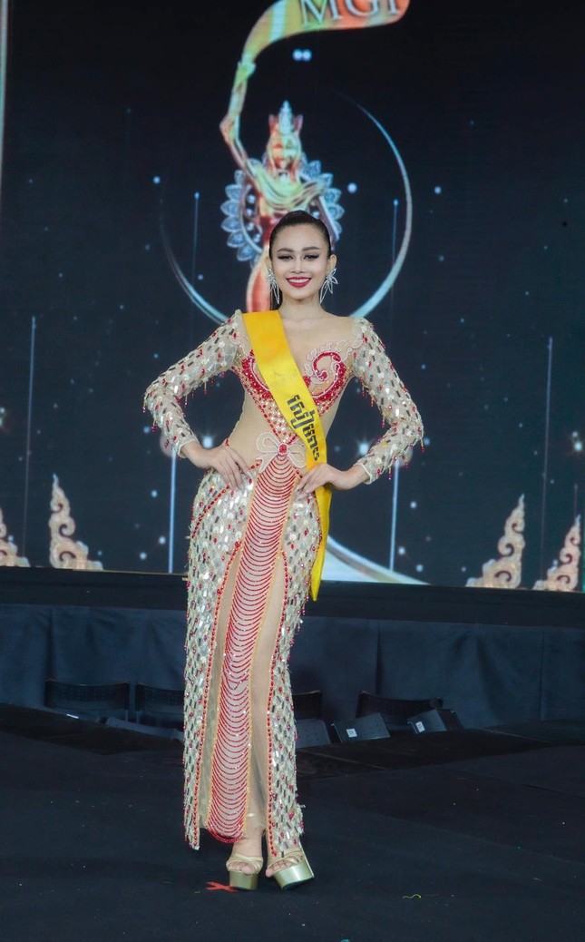Loạt váy dạ hội bị chê của dàn thí sinh Miss Grand Campuchia 2022 - Ảnh 6.