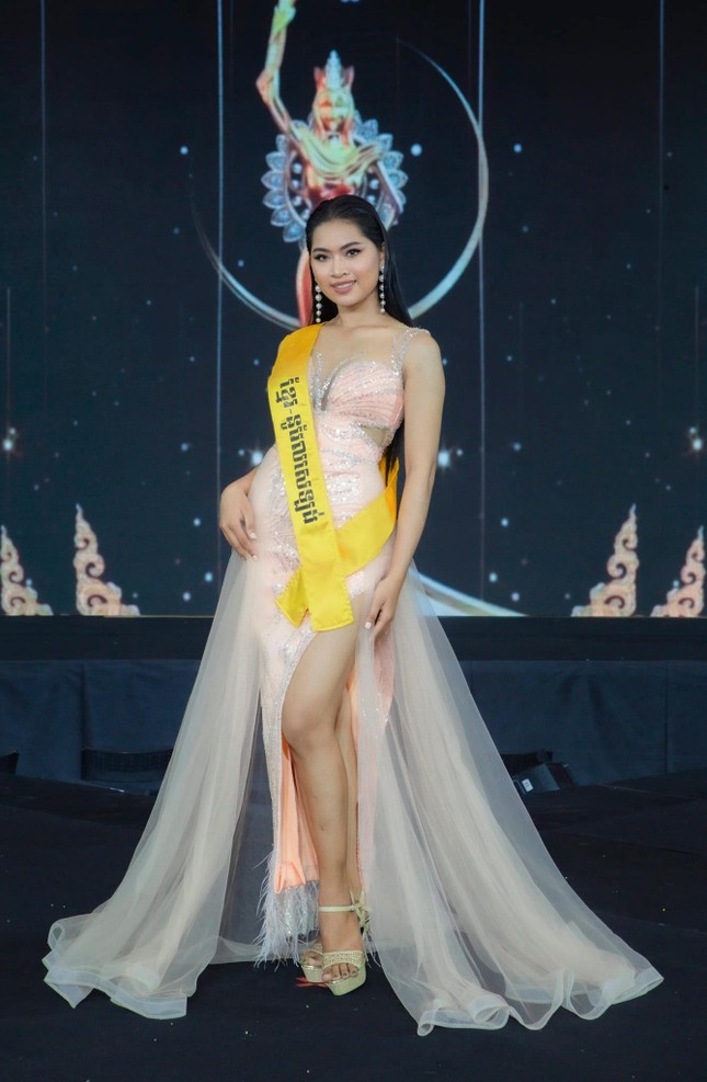 Loạt váy dạ hội bị chê của dàn thí sinh Miss Grand Campuchia 2022 - Ảnh 10.