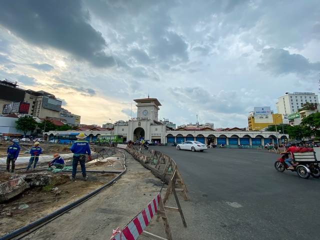 Metro số 1 tháo dỡ rào chắn cuối cùng trước chợ Bến Thành, người dân thuận tiện đi lại dịp Lễ 2/9 - Ảnh 2.