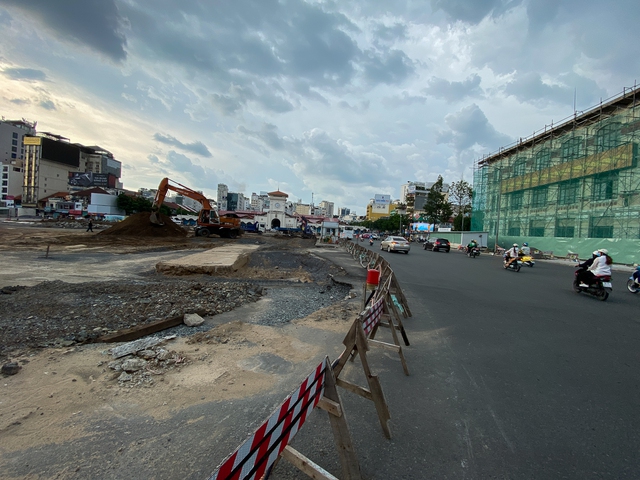 Metro số 1 tháo dỡ rào chắn cuối cùng trước chợ Bến Thành, người dân thuận tiện đi lại dịp Lễ 2/9 - Ảnh 11.