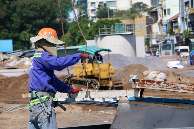 Metro số 1 tháo dỡ rào chắn cuối cùng trước chợ Bến Thành, người dân thuận tiện đi lại dịp Lễ 2/9 - Ảnh 5.