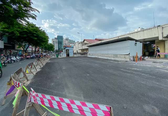 Metro số 1 tháo dỡ rào chắn cuối cùng trước chợ Bến Thành, người dân thuận tiện đi lại dịp Lễ 2/9 - Ảnh 6.