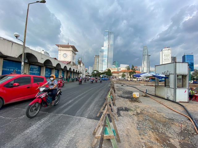 Metro số 1 tháo dỡ rào chắn cuối cùng trước chợ Bến Thành, người dân thuận tiện đi lại dịp Lễ 2/9 - Ảnh 7.