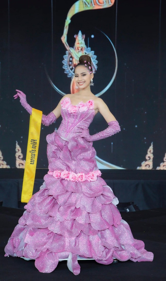 Loạt váy dạ hội bị chê của dàn thí sinh Miss Grand Campuchia 2022 - Ảnh 9.