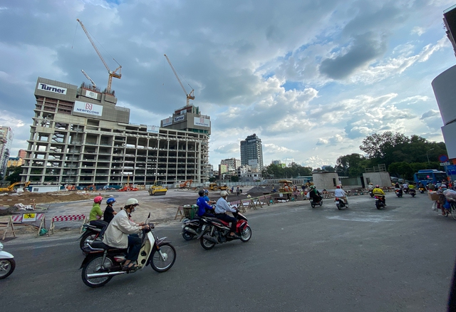 Metro số 1 tháo dỡ rào chắn cuối cùng trước chợ Bến Thành, người dân thuận tiện đi lại dịp Lễ 2/9 - Ảnh 8.