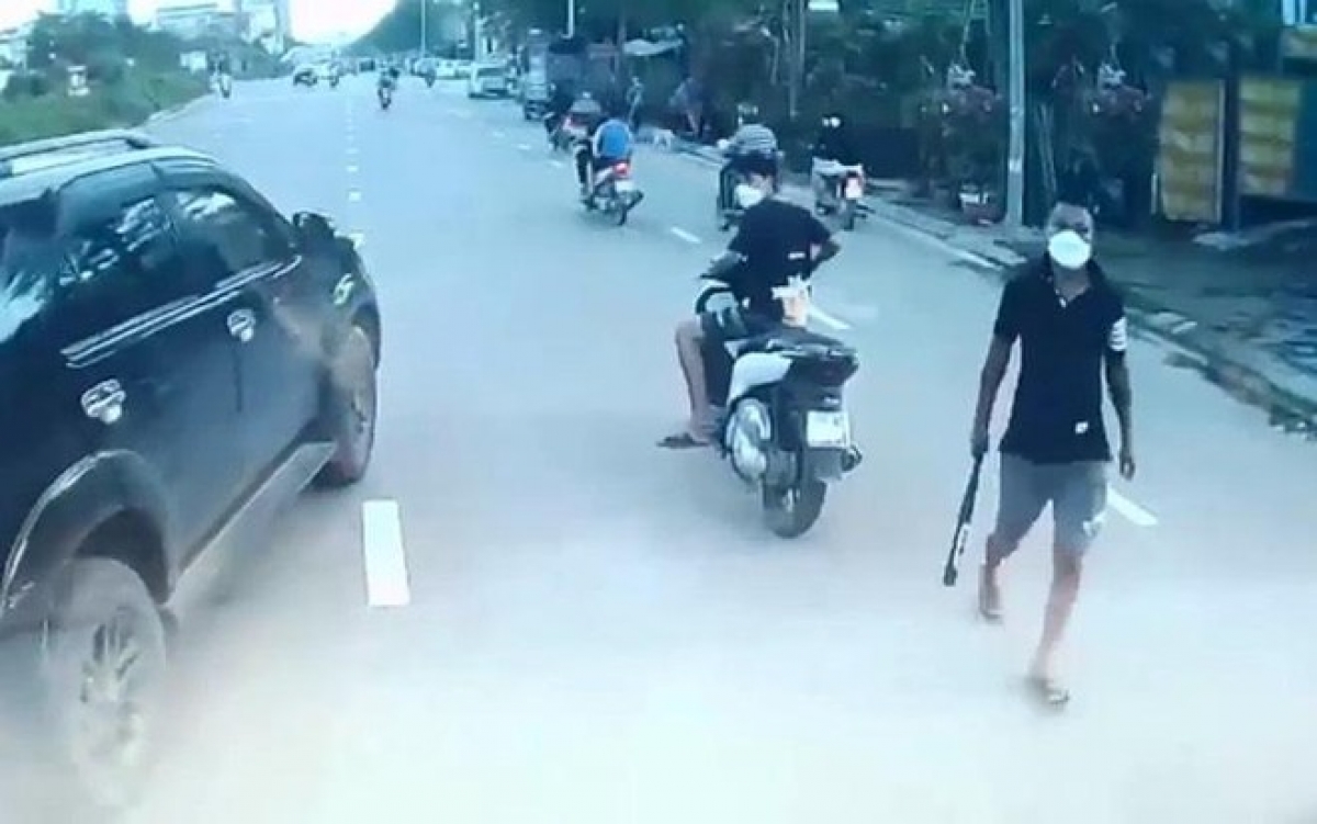 Dismantle gangsters using weapons to block cars in Hanoi - Photo 1.