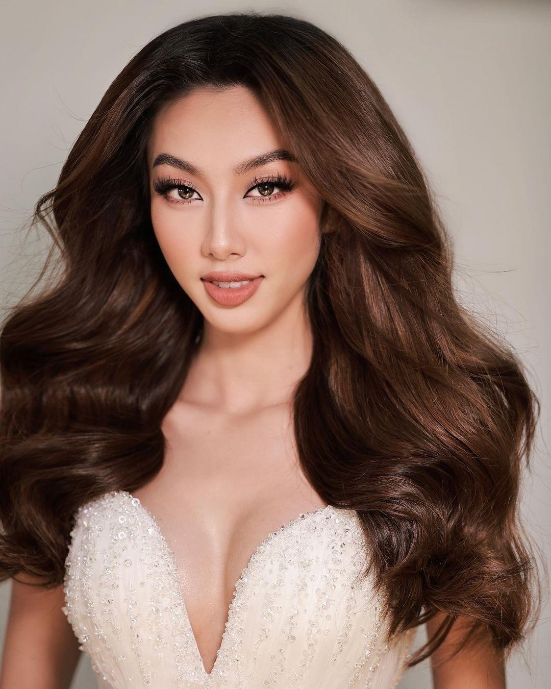  Nhan sắc thăng hạng đầy quyến rũ của Hoa hậu Thùy Tiên sau chuyến công tác châu Âu - Ảnh 2.