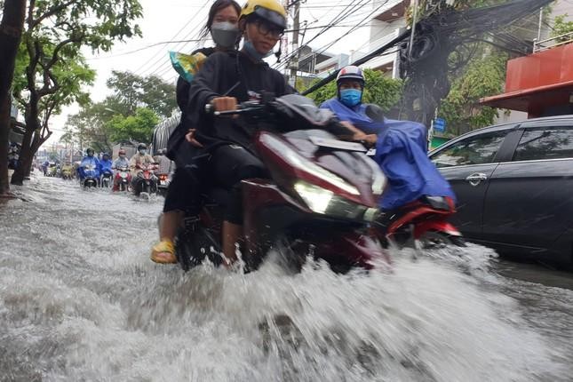 Miền Bắc nắng nóng trước khi đón mưa dông, miền Nam mưa dài ngày - Ảnh 2.