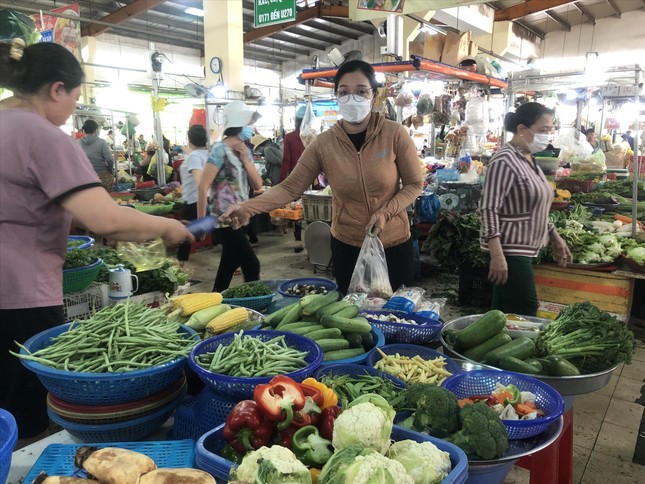 Xăng giảm 4 lần hơn 7.000 đồng/lít: Bao giờ tan “bão” giá? - Ảnh 1.