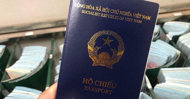 Bộ Công an: Nghiên cứu bổ sung mục nơi sinh ở hộ chiếu mới - Ảnh 1.