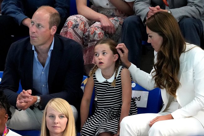 Loạt biểu cảm hài hước của công chúa Charlotte khi tham gia sự kiện cùng bố mẹ thu hút truyền thông - Ảnh 13.