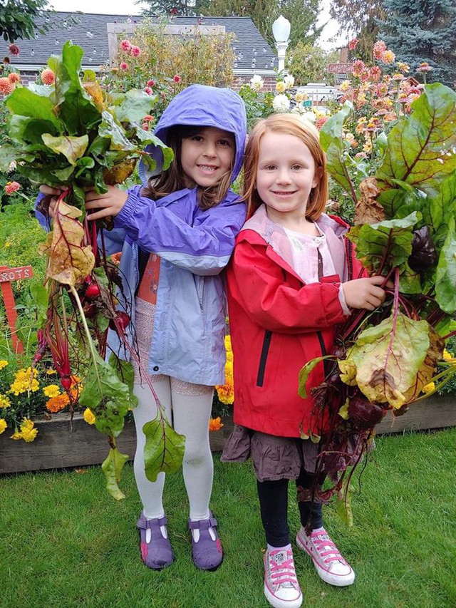 Khu vườn thơ mộng của người mẹ c&ugrave;ng c&ocirc; con g&aacute;i nhỏ xinh đẹp  - Ảnh 26.