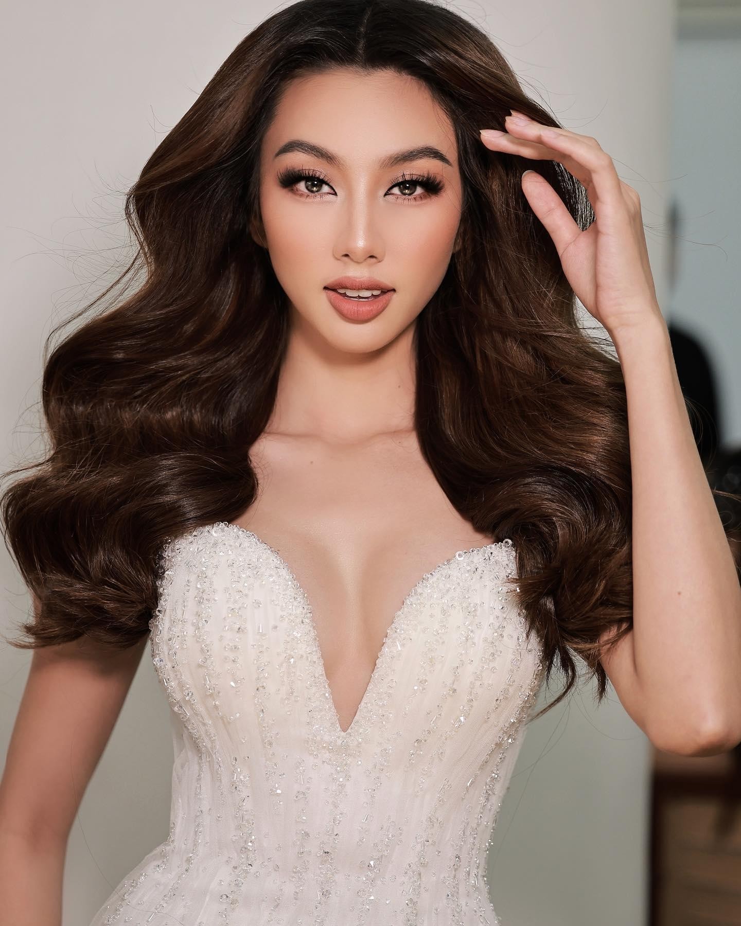  Nhan sắc thăng hạng đầy quyến rũ của Hoa hậu Thùy Tiên sau chuyến công tác châu Âu - Ảnh 4.