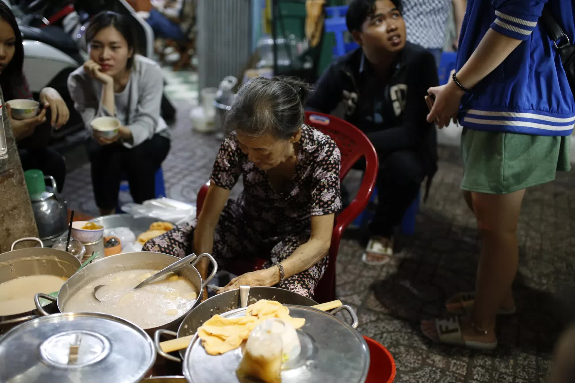 Những quán chè độc lạ ở TP HCM - Ảnh 6. Những quán chè độc lạ ở TP HCM - Ảnh 6.