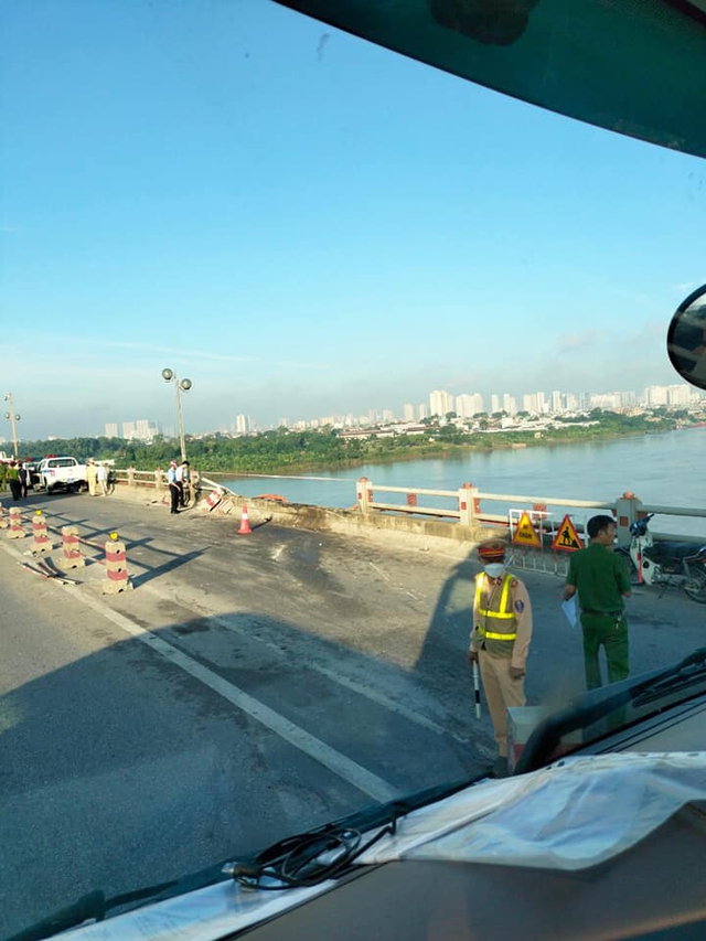 Hà Nội: Xe tải đâm đổ lan can trên cầu Thanh Trì, lao xuống sông - Ảnh 1.