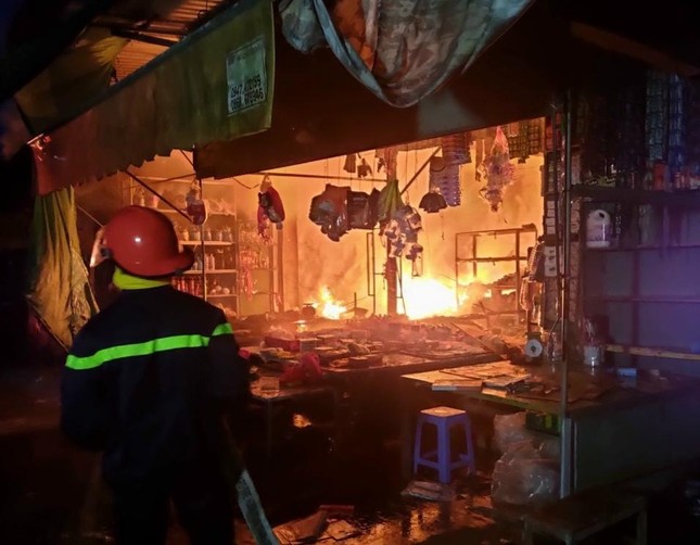 Cháy chợ tại Đồng Tháp thiệt hại hơn 2 tỷ đồng - Ảnh 1.
