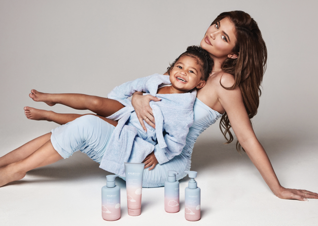 Cho con gái xách túi hiệu ngàn đô, Kylie Jenner bị cộng đồng mạng chỉ trích dữ dội - Ảnh 2.