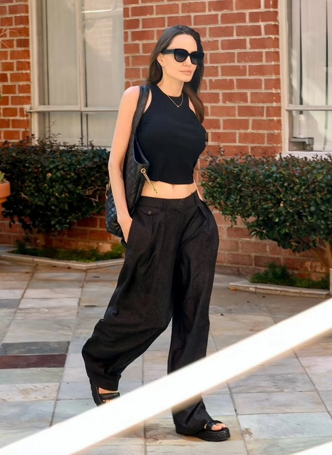 Angelina Jolie diện crop top khoe eo thon trên phố - Ảnh 2.