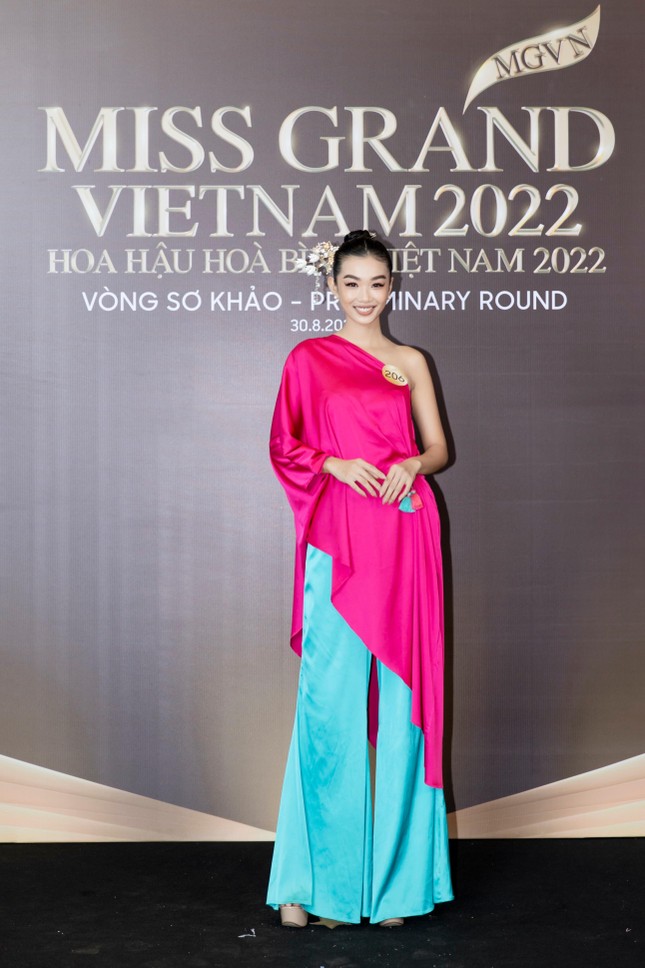 The familiar contestants wore hot costumes to attend the preliminary round of Miss Grand Vietnam 2022 - Photo 7.