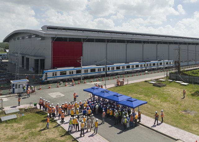 Ảnh, Clip: Đoàn tàu Metro ở TP.HCM lần đầu chạy thử - Ảnh 4.