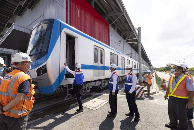 Ảnh, Clip: Đoàn tàu Metro ở TP.HCM lần đầu chạy thử - Ảnh 6.