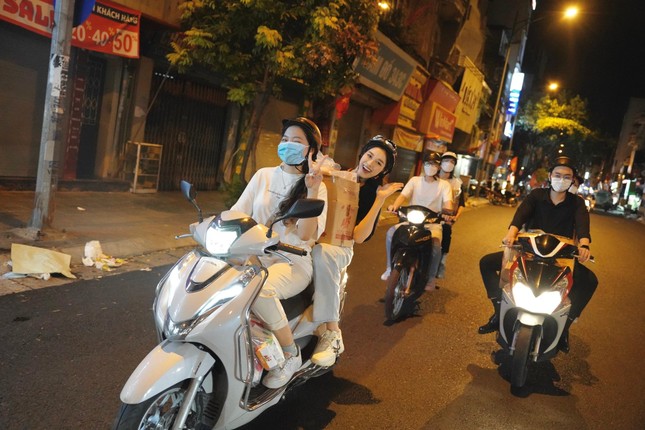 Hoa hậu Đỗ Thị Hà đi xe máy, tặng quà cho người vô gia cư thủ đô trong đêm khuya - Ảnh 1.